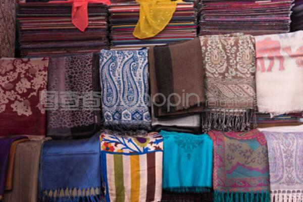 多色紡織品與針織品批發市場的機遇與挑戰